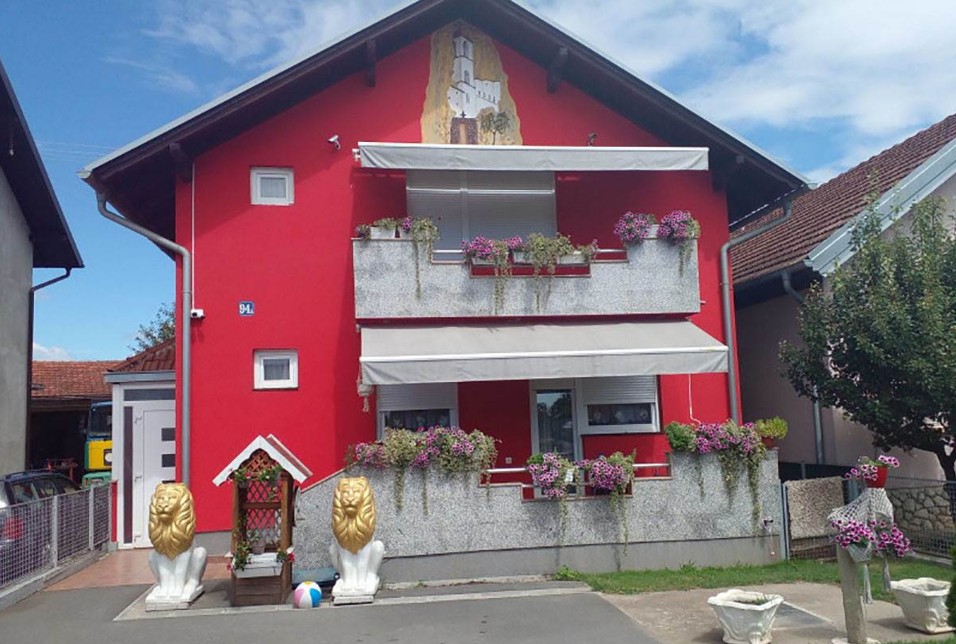 Gradisci Gasterbajterska kuća u Gradišci postala hit: Na njoj zlatni mural ...