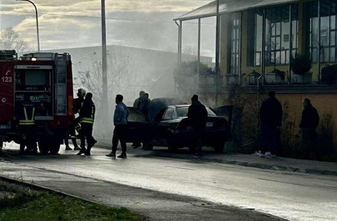 Zapalio se automobil